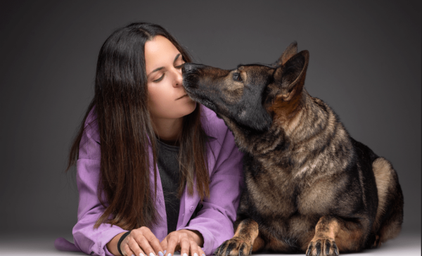 Mujer creando vínculo con su perro durante una sesión de educación canina